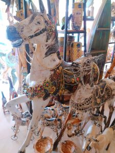 Décoration en bois de chevaux blancs
