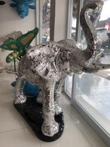Statue d'éléphant en verre
