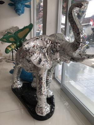 Statue d'éléphant en verre