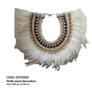 Colliers de coquillage et plumes blanches sur socle