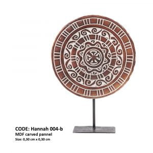Sculpture sur pied avec des motifs marron