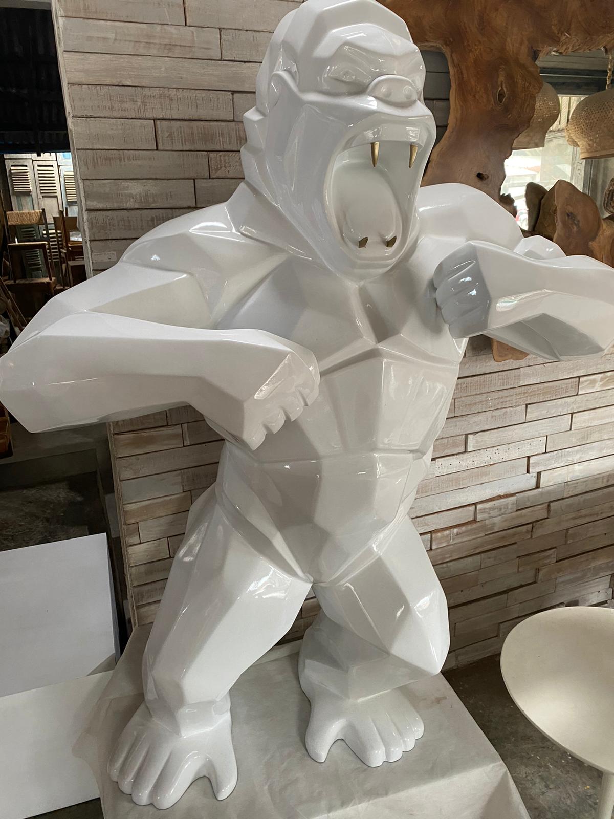 Statue de gorille en colère en résine