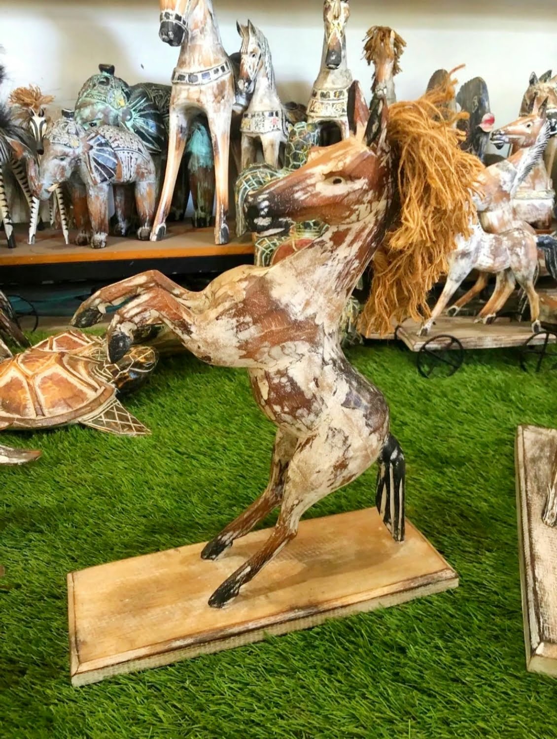Cheval en bois avec décoration de cheveux