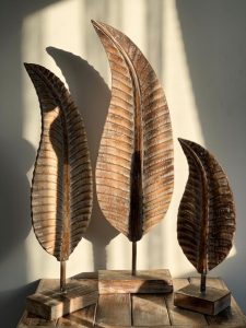 Un ensemble de 3 décorations de feuilles en bois