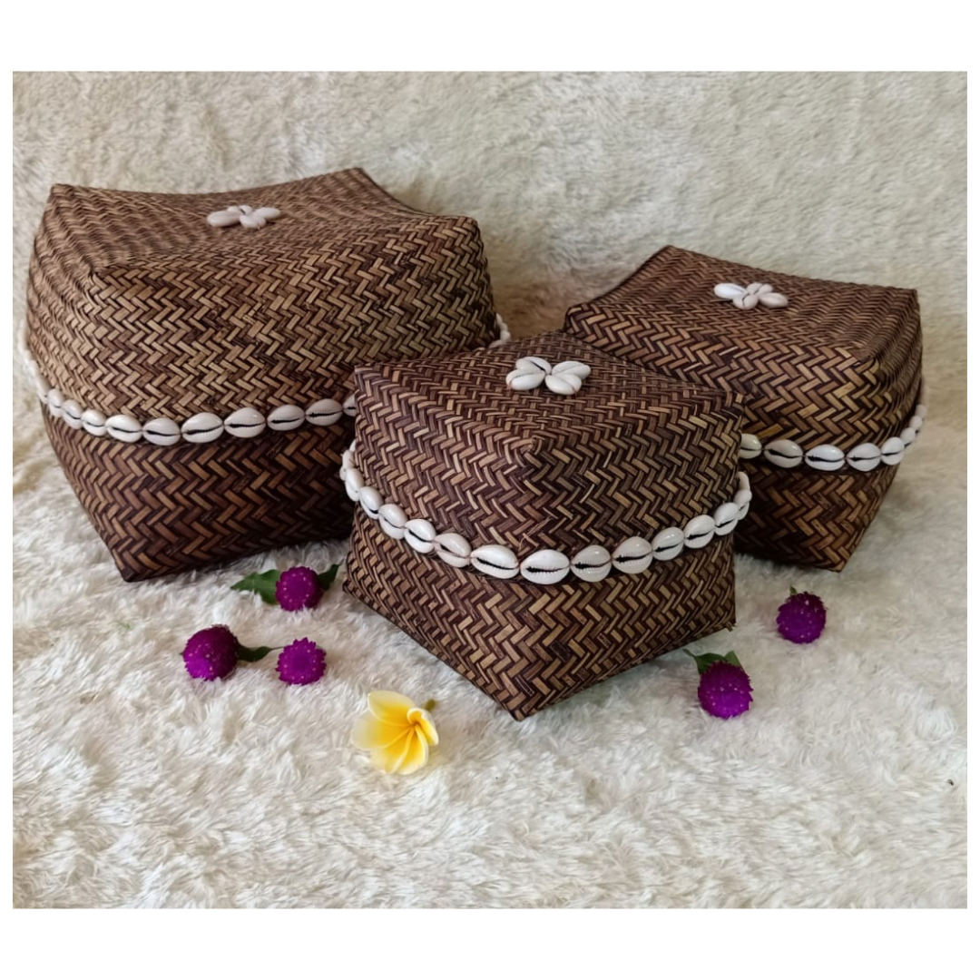 Un ensemble de 3 boîtes en bambou avec des coquillages