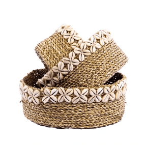 Un ensemble de 3 mini paniers Suri avec des coquillages