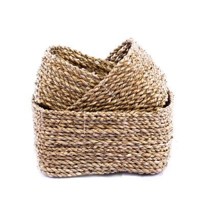 Un ensemble de 3 mini paniers carrés naturels