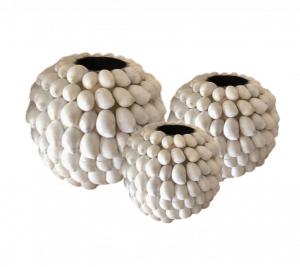 Un ensemble de 3 bougeoirs de coquillages de mer