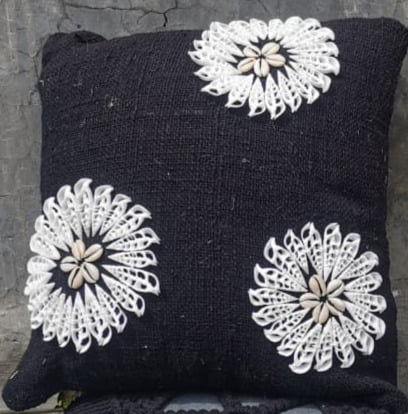 Housse de coussin coquillage fleur noire