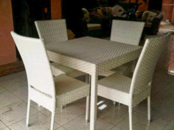 Table et chaise en rotin synthétique 2
