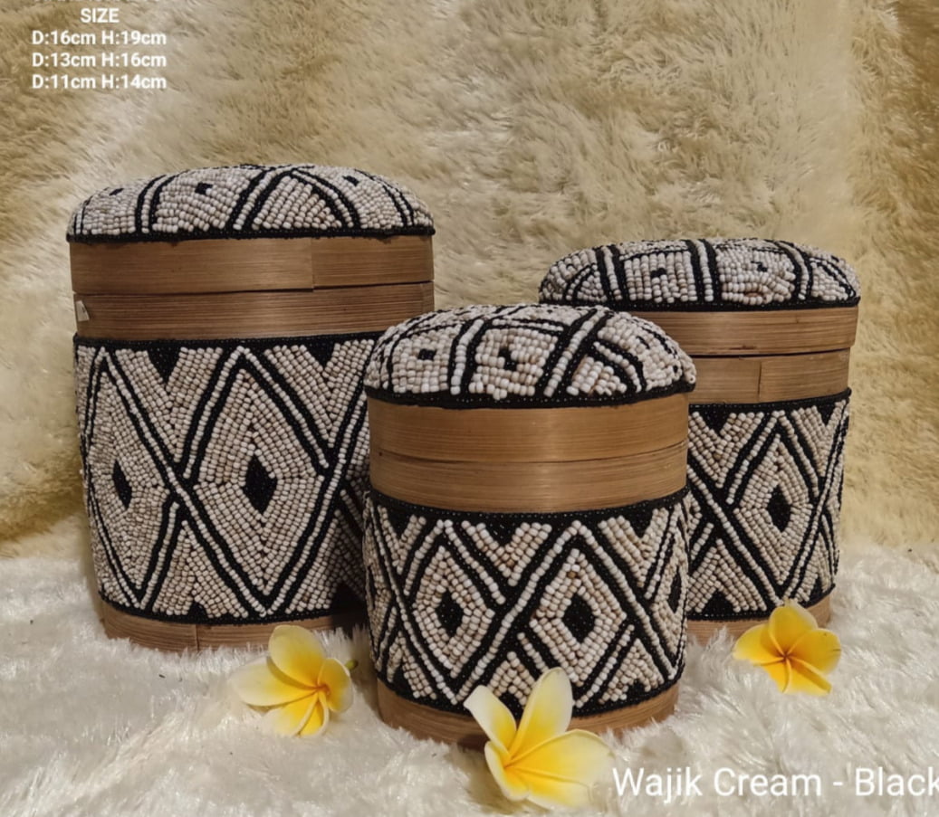 Un Ensemble De 3 Perles Noires Wajik Crème Et Boite De Bali En Bambou