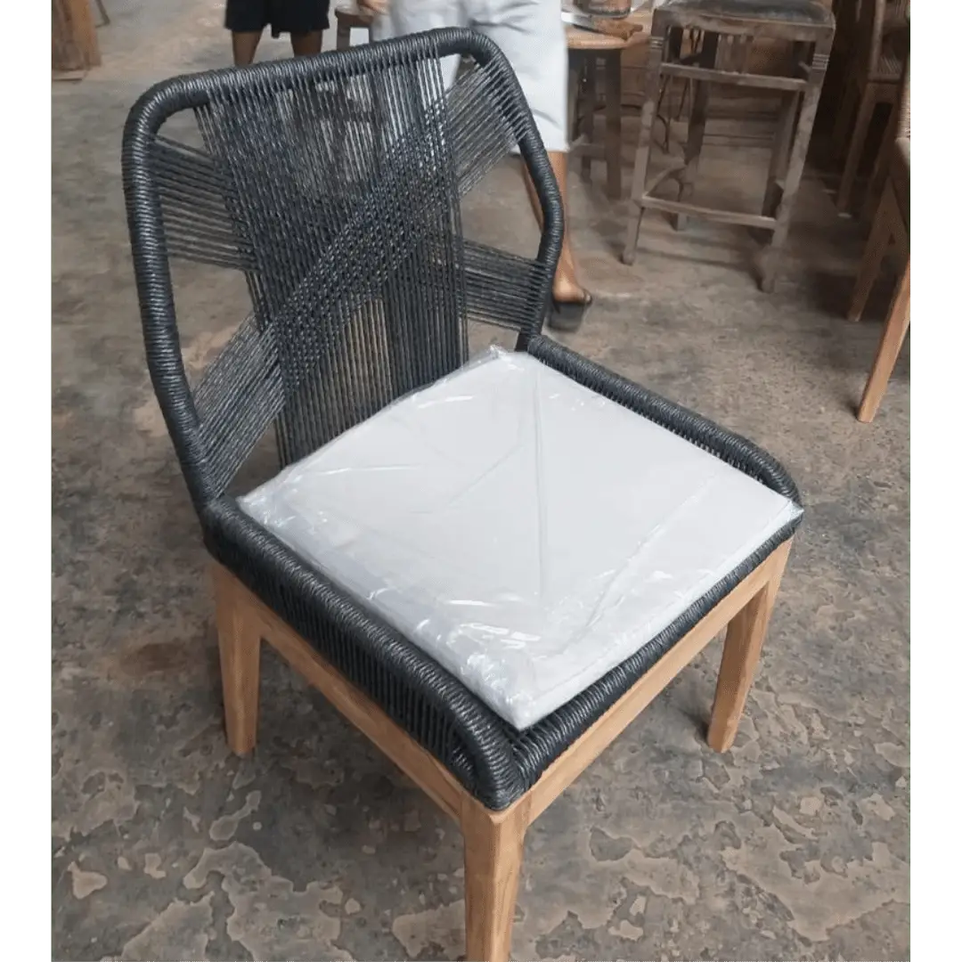 Tsunade Curved chair with cushion