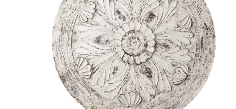 Sculpture arrondie avec motifs en rosace blanc cassé