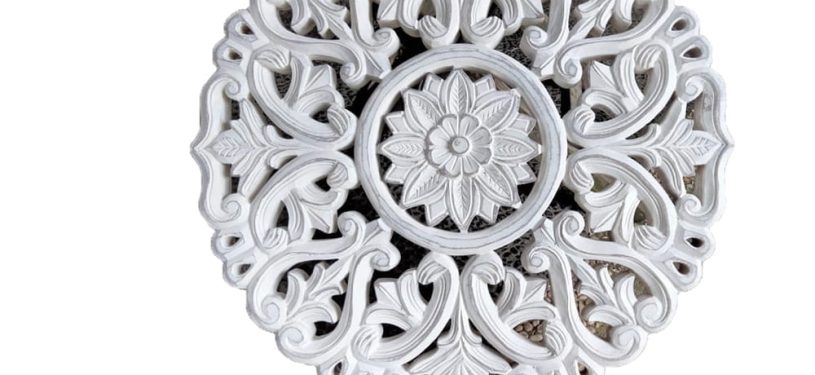 Sculpture ronde à motifs florales blanc