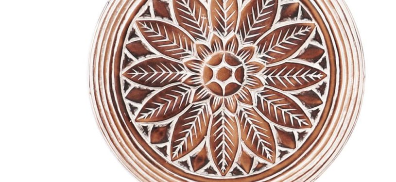Sculpture ronde à motifs florales marron